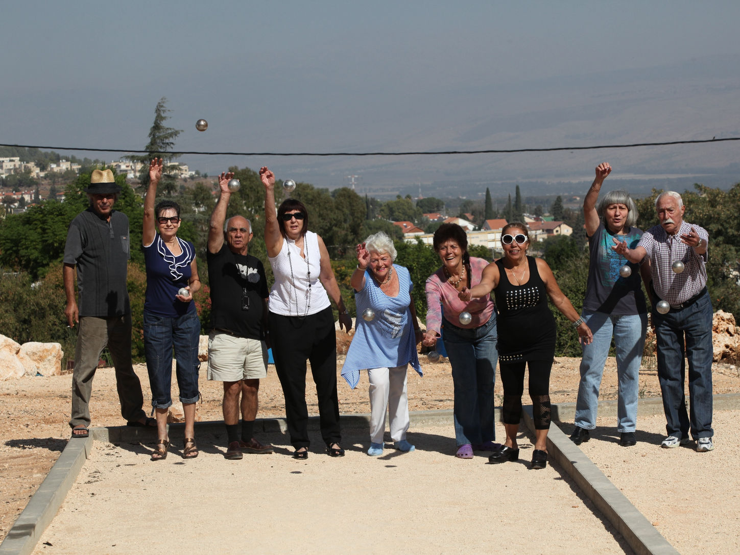 נשים וגברים אזרחים ותיקים משחקים פטאנק
משחקים